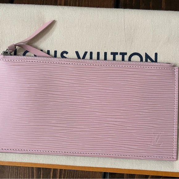 EUC Louis Vuitton Epi Pochette Felice. Rose Ballerine. Silver removeable chain. - Picture 12 of 16